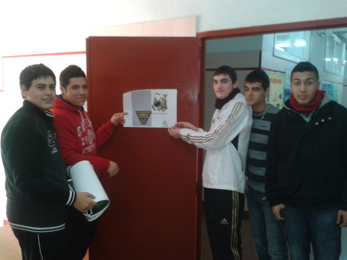 Alumnos de 4º de ESO colgando los carteles de la campaña de limpieza 2
