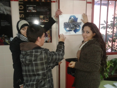 Alumnos de 4º de ESO colgando los carteles de la campaña de limpieza 1