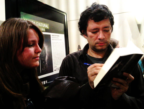 José Antonio Cotrina firmando uno de sus libros con Clara Cortés